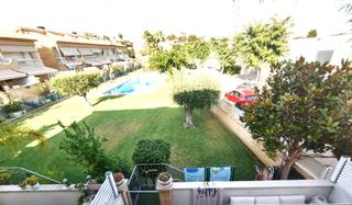 Xalet a Cunit Residencial. Chalet pareado esquinero con piscina cerca de la playa y los ser