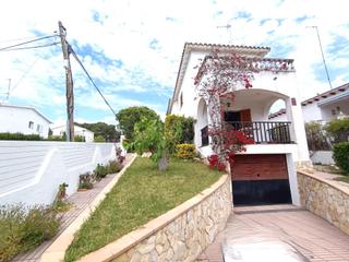 Chalet à Cunit Residencial. Espectacular chalet esquinero con vistas al mar en cunit residen