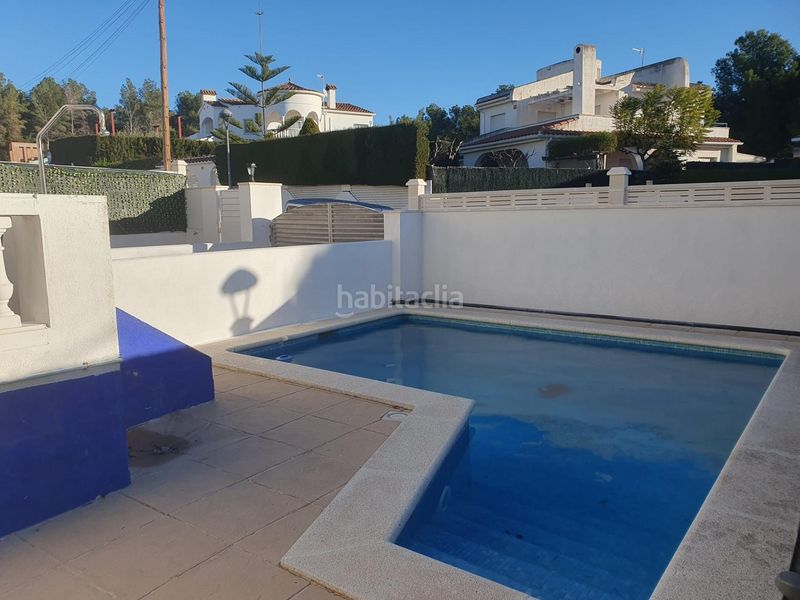 Foto 0b303861-b3bc-4a81-afc7-86837f2a3a22. Chalet  independiente con piscina y vistas al mar residencial en Cunit