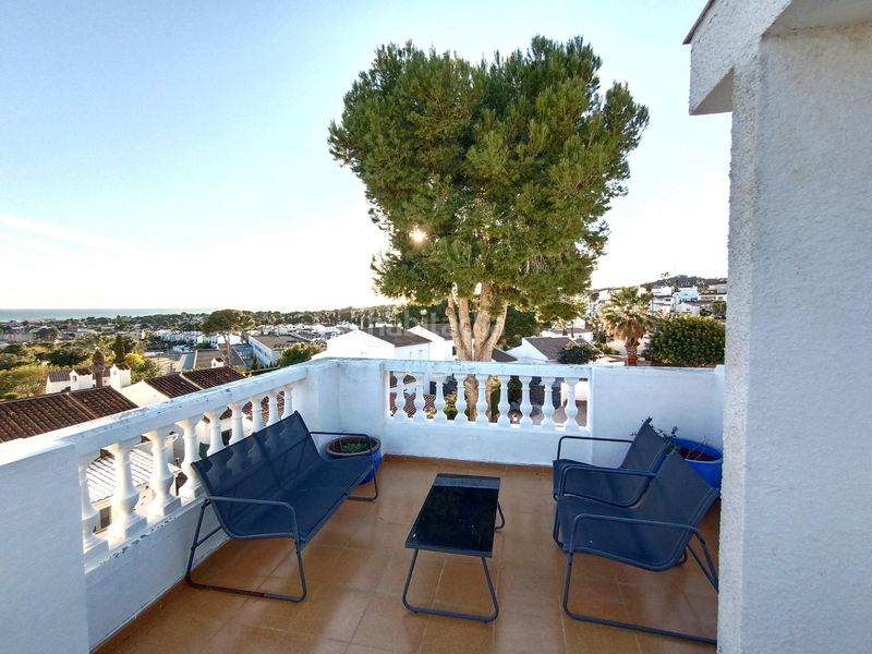 Foto 47eea3fd-d745-4ab9-b9e9-97e11bef5d37. Chalet  independiente con piscina y vistas al mar residencial en Cunit