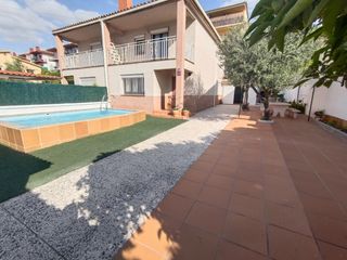 Miete Reihenhaus in Cunit Residencial. Alquiler de temporada chalet adosado con piscina en el centro de