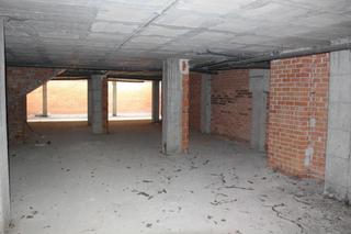 Lloguer Local Comercial a Manlleu. Local comercial, de 300 mts.2, per a tot tipus de negoci, altura
