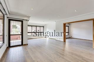 Etagenwohnung  Carrer dalmases. Piso con terraza en calle dalmases a la venta