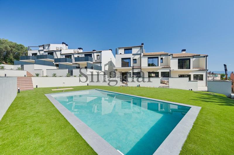 Foto 3332f4fb-84b6-4c8d-92a6-254e3994ee77. Casa adosada descubre tu nuevo hogar en el cautivador casa adosada con garaje privado en Llers