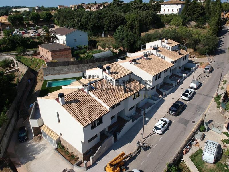 Foto 8a2ffdf1-e07c-4a6f-847a-3031111ae808. Casa adosada descubre tu nuevo hogar en el cautivador casa adosada con garaje privado en Llers
