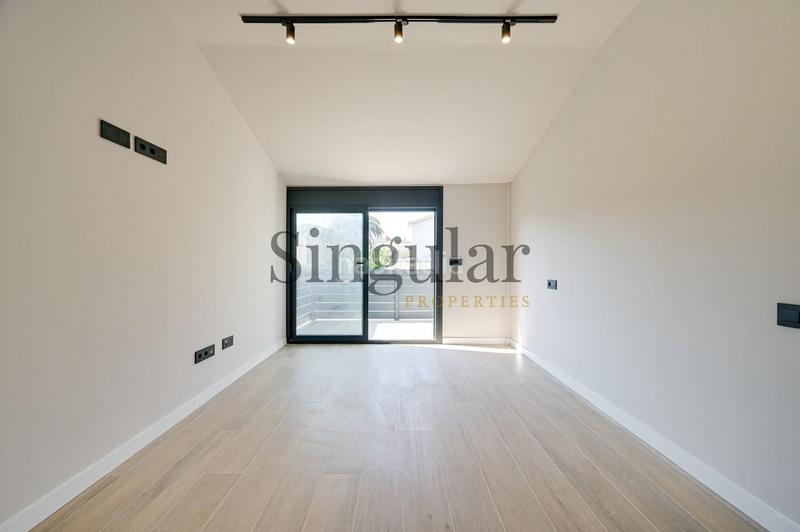 Foto aa2421f6-1b16-4721-90cf-d3d3b2303c16. Casa adosada descubre tu nuevo hogar en el cautivador casa adosada con garaje privado en Llers