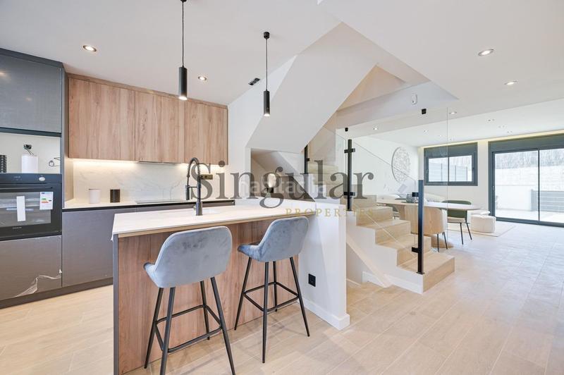Foto aa604d37-040a-4384-ac09-46dd702ecd91. Casa adosada descubre tu nuevo hogar en el cautivador casa adosada con garaje privado en Llers