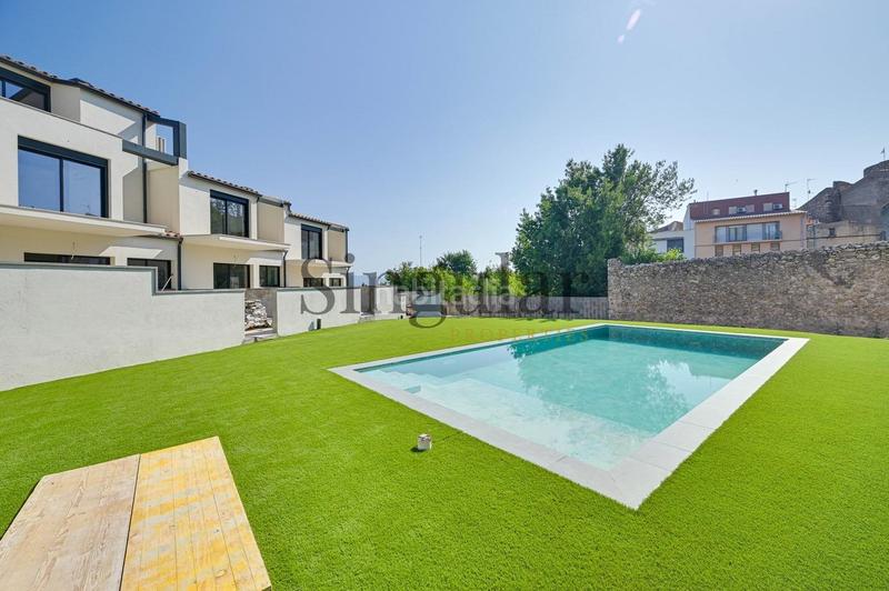 Foto cb14d2fb-d9ab-4895-8f42-f0c9117323eb. Casa adosada descubre tu nuevo hogar en el cautivador casa adosada con garaje privado en Llers