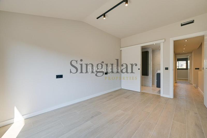 Foto d0cbdf1c-5c48-47f8-9757-5e3617ee9f36. Casa adosada descubre tu nuevo hogar en el cautivador casa adosada con garaje privado en Llers