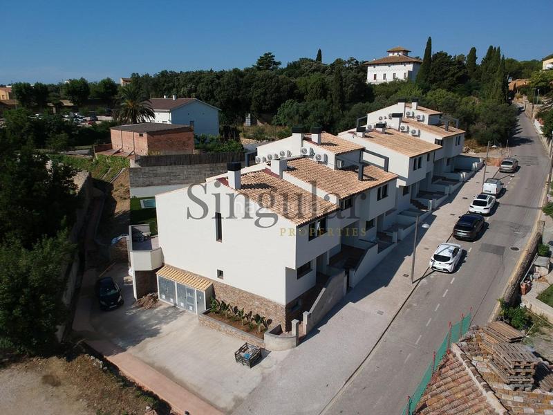 Foto da355053-5aac-415e-907f-9154608b8330. Casa adosada descubre tu nuevo hogar en el cautivador casa adosada con garaje privado en Llers