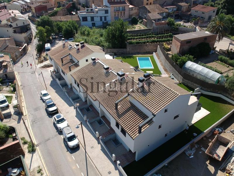 Foto e3bff290-8d52-44ca-8179-65d3c97f4f8b. Casa adosada descubre tu nuevo hogar en el cautivador casa adosada con garaje privado en Llers