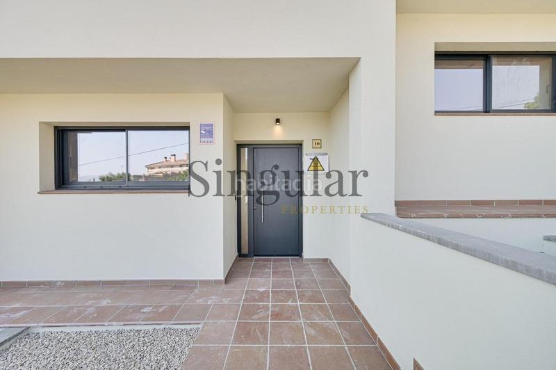 Foto f6a809c0-fe47-429f-945d-813f9d90a438. Casa adosada descubre tu nuevo hogar en el cautivador casa adosada con garaje privado en Llers