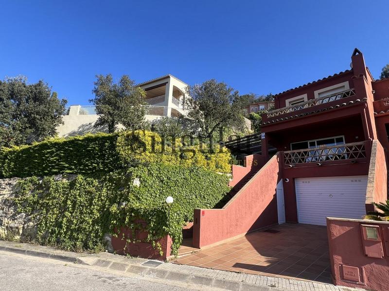 Foto 5ccfa285-43a8-4fca-9385-7f2dd28e9961. Casa  adosada esquinera con jardín, piscina y vistas panorámicas al mar en sa riera en Begur