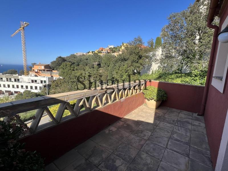 Foto f6fe6fe9-26a4-4493-8421-23500de3778c. Casa  adosada esquinera con jardín, piscina y vistas panorámicas al mar en sa riera en Begur
