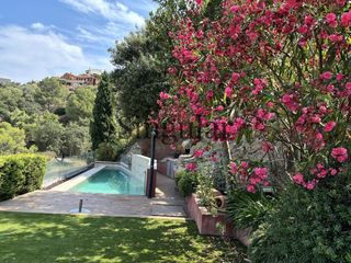 House  Carrer carrer de la xarmada. Casa adosada esquinera con jardín, piscina y vistas panorámicas