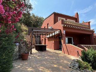 House  Carrer carrer de la xarmada. Casa adosada esquinera con jardín, piscina y vistas panorámicas