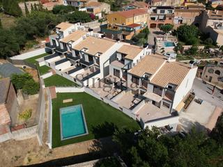Maison jumelée  Carrer costa d'en blai. Casa adosada esquinera con garaje privado en llers