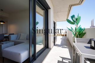 Attique à La Catalana. Ático con vistas al mar y terraza perimetral
