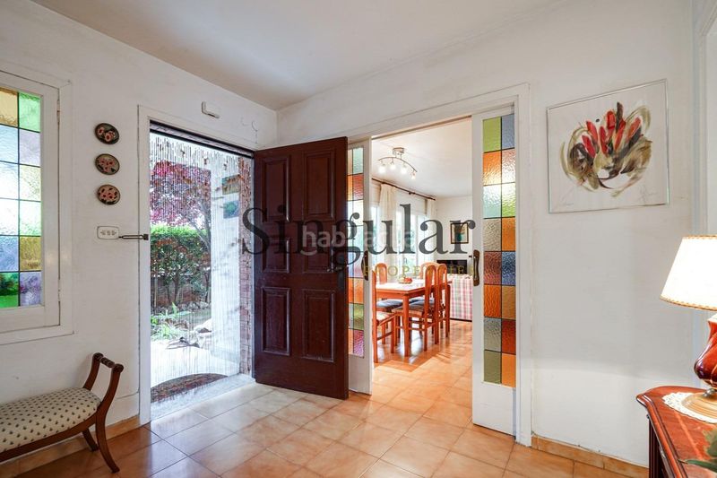 Foto 1f2d2a34-6fbf-4c34-848b-f20a968bb0a5. Casa amb aparcament a Centre Castelldefels