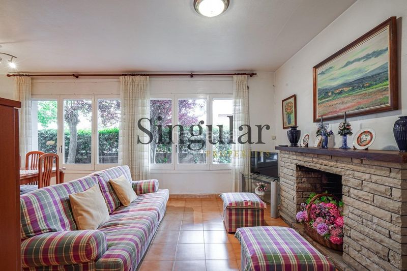 Foto 47db7513-064d-4bbe-a6c3-2754cc83c45e. Casa amb aparcament a Centre Castelldefels