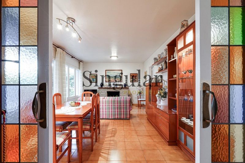 Foto 65c339b6-8a10-4eb7-b357-74b38023b2ba. Casa amb aparcament a Centre Castelldefels