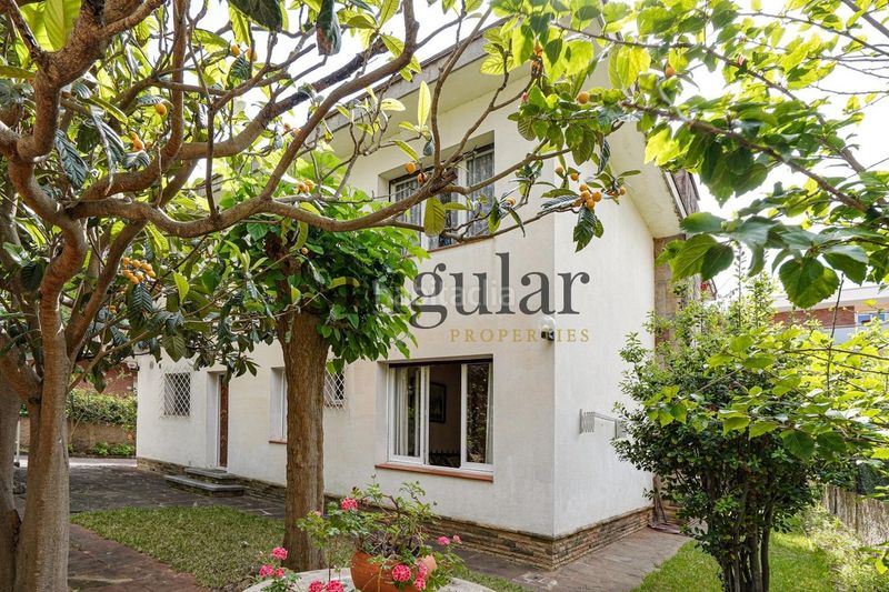 Foto 810e1f0b-dc20-4be3-bcef-b00e09897cb2. Casa amb aparcament a Centre Castelldefels