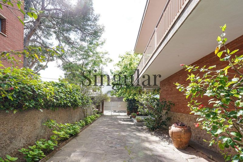 Foto 82c48c3f-4005-4f80-9f8d-59136d24d465. Casa amb aparcament a Centre Castelldefels