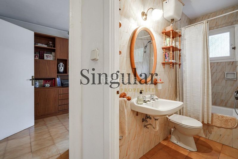 Foto b512f2e0-22d9-4b0d-9373-d6db26c23f7a. Casa amb aparcament a Centre Castelldefels