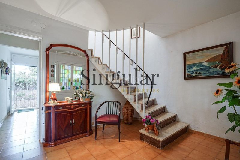 Foto bc3e7d9f-9275-4707-899a-8932841e6a7d. Casa amb aparcament a Centre Castelldefels