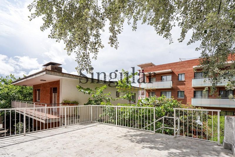 Foto c69a9008-1ced-4659-9557-6cb2a5bf2ac9. Casa amb aparcament a Centre Castelldefels