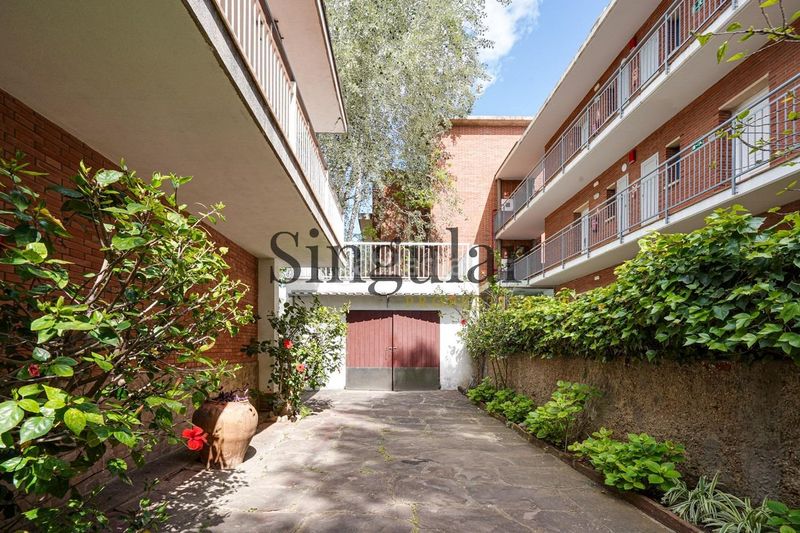 Foto cd078640-b3be-4851-8615-b9478a1886b9. Casa amb aparcament a Centre Castelldefels