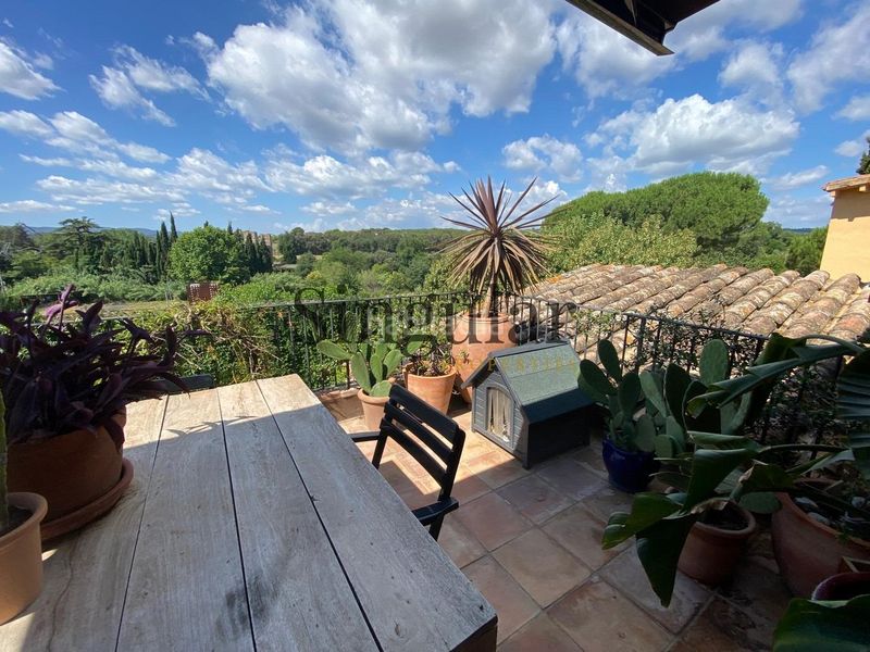 Foto c82844be-9763-48ad-b7e5-5ddf75365e96. Masia amb piscina a Corçà