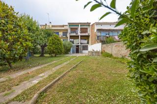 Semi detached house  De la passió. Casa al centre de manlleu amb jardí, garatge i dos pisos indepen