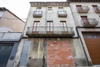Building  De la passió. Edifici de 2 pisos i planta baixa a reformar amb jardí a manlleu