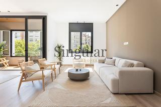Etagenwohnung  Avenida josep tarradellas. Preciosa vivienda reformada con terraza en av. tarradellas