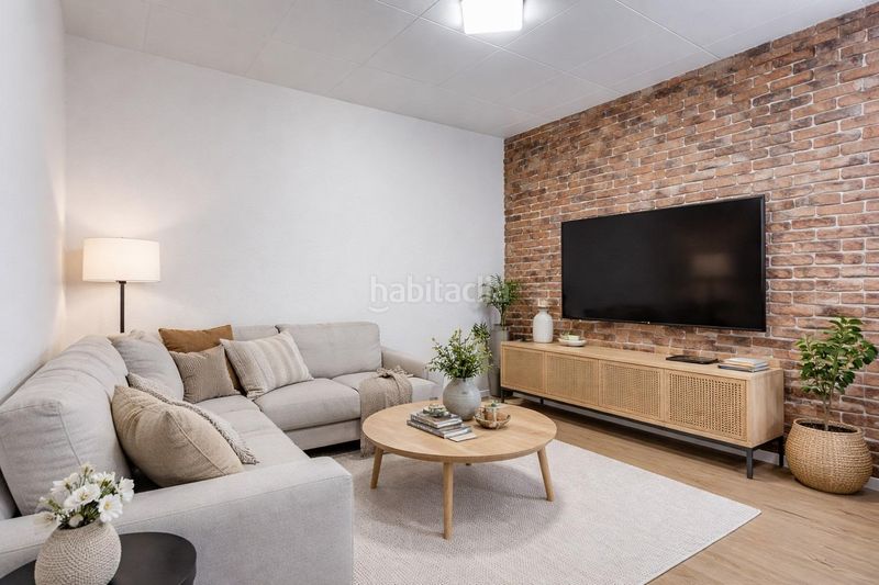 Foto 44a8efa9-0df9-4dd3-ba39-6fe9ee8c886c. Pis a Sagrada Família Barcelona