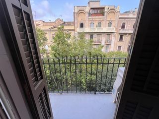 Flat in Sagrada Família. Luminosa vivienda reformada con vistas a la sagrada familia