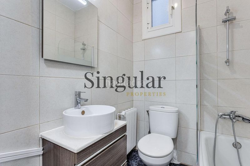 Foto b6078e6a-eb63-4ef5-8d40-7a44c64b6acf. Pis a Sagrada Família Barcelona