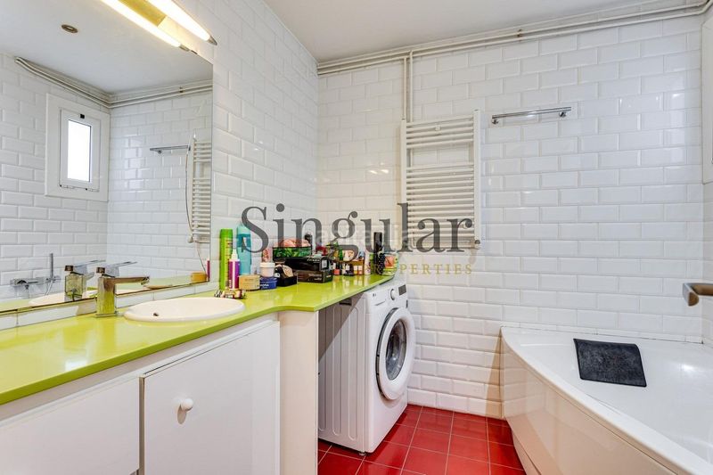 Foto 538736f3-cba1-45da-93cb-e4b22b063265. Pis a Raval Barcelona