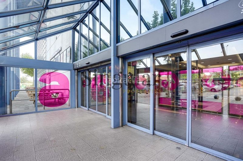 Foto 3bd38c13-e8af-4da5-85d8-563e00569cc0. Alquiler local comercial local de 57 m2 en ventaalquiler en centro comercial baricentro . en Barberà del Vallès