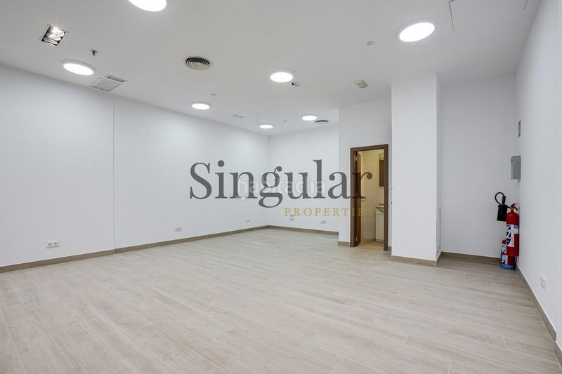 Foto b06d1fcc-0950-4f96-a24d-22019d12de9a. Alquiler local comercial local de 57 m2 en ventaalquiler en centro comercial baricentro . en Barberà del Vallès