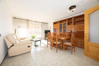 Pis  De raimon d'abadal. Pis de 4 habitacions en venda vic