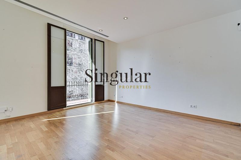 Foto ab0d10b1-6632-43a4-9721-f1ad7768bf5b. Piso elegante tercera planta soleada en finca regia junto a paseo de gracia en Barcelona