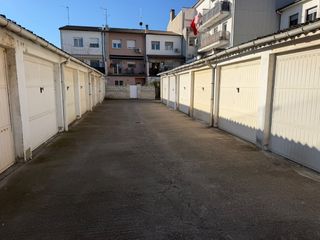 Posto auto  De la sardana. Garatge tipus box de lloguer a manlleu