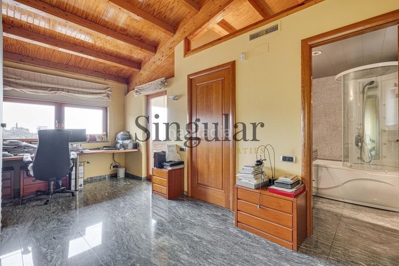 Foto 0c63e2b3-ff42-44f2-a56c-653041b95c4d. Casa amb calefacció aparcament piscina a La Miranda Esplugues de Llobregat