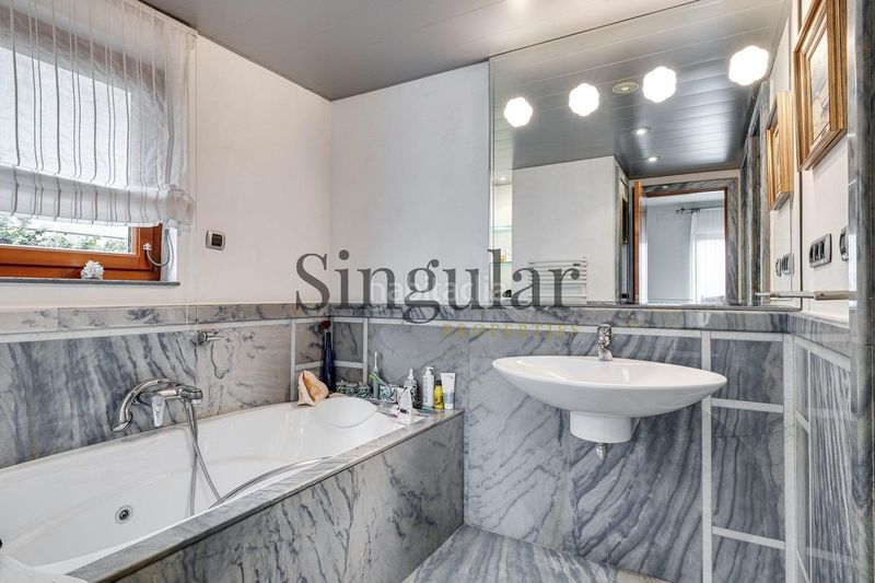 Foto 10ac53e0-f384-4113-8047-631984a1d927. Casa amb calefacció aparcament piscina a La Miranda Esplugues de Llobregat