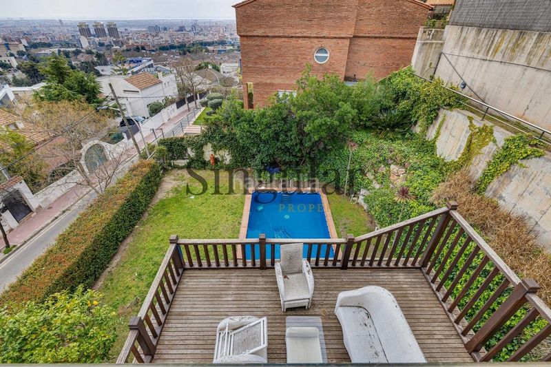 Foto 142ab29f-65b7-4be1-8c99-a506127d8e48. Casa amb calefacció aparcament piscina a La Miranda Esplugues de Llobregat