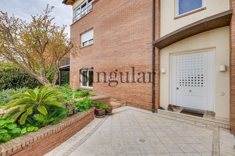Foto 1f915e22-f612-43b4-ab93-c626231462be. Casa amb calefacció aparcament piscina a La Miranda Esplugues de Llobregat