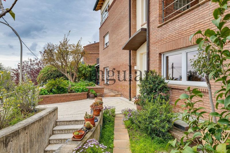 Foto 5117a642-f663-45d9-83ab-dad143b58d8b. Casa amb calefacció aparcament piscina a La Miranda Esplugues de Llobregat