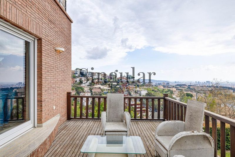 Foto 5155465b-41c2-4050-8180-3b61cd702357. Casa amb calefacció aparcament piscina a La Miranda Esplugues de Llobregat